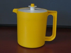 Vintage Tupperware Pitcher 1.5 Qt. Golden Yellow Push-Button Seal Lid - VGC+ - Picture 1 of 5