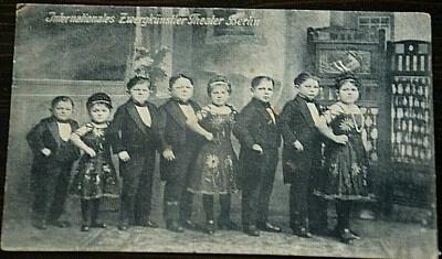 40872 Ak Circo Internazionale Zwergkünstler Theater Berlino 8 Zwergwüchsige - Immagine 1 di 2
