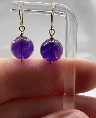 Pendientes colgantes de amatista de oro amarillo de 14K - gemas naturales de cabujón africano de 10 mm Foto 1 de 4