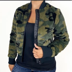 PEYTON JENSEN Green Black Camouflage Faux Fur Fuzzy Sherpa Bomber Jacket - M - Picture 1 of 9