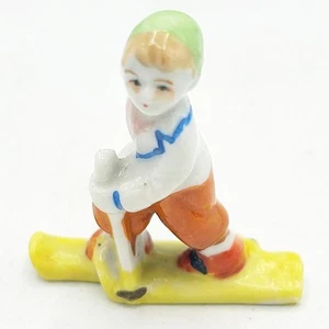 Figura de porcelana de niño de esquí de Japón ocupado - Imagen 1 de 7