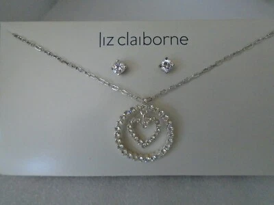 Juego de pendientes y collar Liz Claiborne colgante de corazón tono plata con circonitas cúbicas Foto 1 de 4
