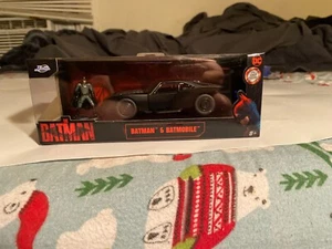 2022 The Batman Batmobile con Batman Diecast Figure Jada Diecast Car 1:32 Nuovo con scatola - Foto 1 di 1