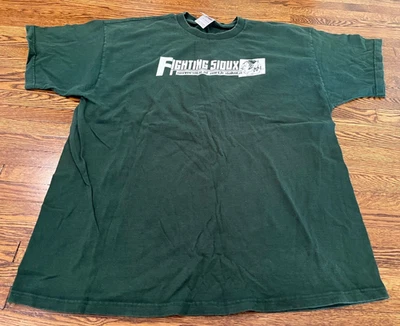 Camiseta North Dakota Fighting Sioux Hombres 2XL Verde De Colección Y2K Manga Corta NCAA Foto 1 de 4