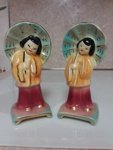 Par de mujeres asiáticas de porcelana en disfraz y sombrillas pintadas a mano 5 1/2" de alto - Imagen 1 de 8