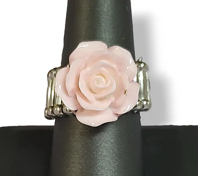 Anillo de cóctel ajustable rosa lucite tono plata rosa flor Foto 1 de 3