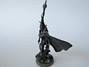 A17 WARHAMMER HIGH ELF - MAGE UNDERCOATED PLASTIC - Picture 1 of 2