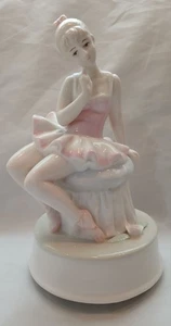 Sitzende Ballerina Porzellan drehbare Spieluhr. Weiß & Rosa. Süß & bezaubernd! - Bild 1 von 6