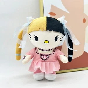 Neu Melanie Martinez × Hello Kitty Figur Plüschpuppe UK LAGER SCHNELLER VERSAND - Bild 1 von 8