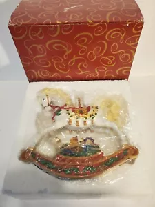 THE SAN FRANCISCO MUSIC BOX COMPANY Holly And Ivy Christmas Rocking Horse En Caja - Imagen 1 de 9