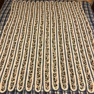 HANDGEMACHTE HÄKELSTREIFEN ÜBERWURF MEHRFARBIG GEWELLTER RAND 74” x 54” - Bild 1 von 4