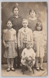 Ritratto di famiglia quattro bambini flapper anni 20 foto studio RPPC - Foto 1 di 2
