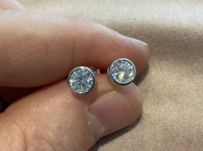 Pendientes de tachuelas bisel solitario de diamantes creados en laboratorio de 1,0 quilates enchapados en platino 925 Foto 1 de 4