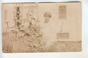 Postal con foto real Chalmers señora Coolidge at the Hollyhocks Plymouth de colección - Imagen 1 de 1