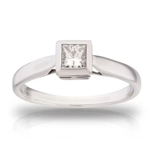 Anello solitario in oro bianco 18 kt taglio principessa 0,3 ct - Foto 1 di 12