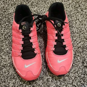 2014 Nike Shox NZ Hyper PInk/Plata metálico ¡Zapatos para correr juveniles! Talla 5,5 años - Imagen 1 de 6