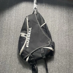 Russell Single Strap Sling Rucksack mit Reflexstreifen, 18,5 x 15 x 5 Zoll, schwarz - Bild 1 von 10