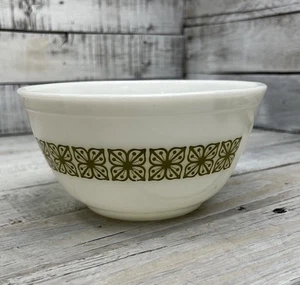 Green Verde Pyrex #402 Autumn Square Floral Bowl 1.5 Qt Cinderella 1967 Avocado - Picture 1 of 14