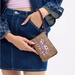 Coach Eckreißverschluss Handgelenktasche aus charakteristischem Canvas mit Blumenmuster Pferd & Kutsche Neu mit Etikett - Bild 1 von 3