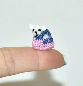 Kleiner Hund - Chihuahua in Handtasche 0,6 Zoll gehäkelt Puppenhaus Hund Mikro Haustier Puppe Spielzeug - Bild 1 von 5
