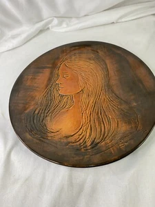 Placa de retrato de cerámica firmada por artista artesanal 1972 Guno perfil de mujer vintage - Imagen 1 de 9