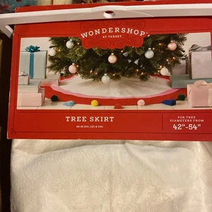 Neu mit Etikett Wondershop Weihnachtsbaumrock weiß, rosa, roter Rand 48" mit Quasten - Bild 1 von 4