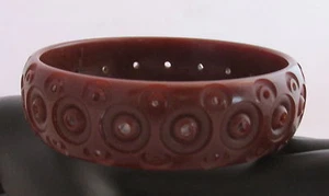 Brazalete Brazalete Baquelita De Colección Tallado Profundo Círculos Redondos Perforados Marrón Chocolate - Imagen 1 de 5