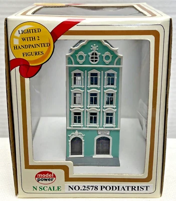 MODEL POWER N SCALE 2578 PODIATRIST LIGHTED OFFICE BUILDING & W/2 FIGURES - Image 1 of 4