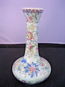 Vintage Chinese Year of Qian Long Floral Design Porcelain Vase - Picture 1 of 9