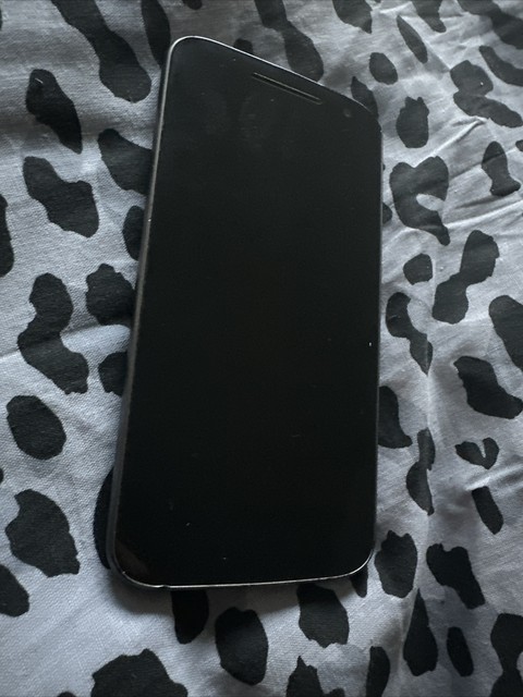 VENDO moto g4 play 16gb, almacenamiento 2gb ram, USADO ($9.000). Viene solo  el teléfono, está en excelente estado. Lo de la pantalla es el protector,  debajo está impecable. Se hace ML pero