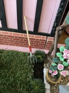 1:12th Dolls House Miniature Garden Fork NEW Wood/Metal Gardening Grass Shed - Picture 1 of 3