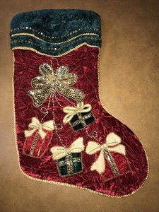 Medias de Navidad con Lentejuelas Regalos y Arcos Trenza Dorada Rojo Verde 17" Largo - Imagen 1 de 5