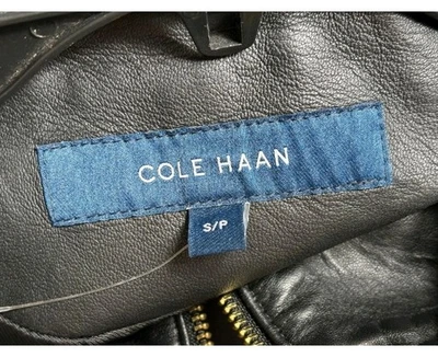 Chaqueta de cuero Cole Haan piel de cordero negra Moto para mujer talla pequeña” Foto 1 de 2