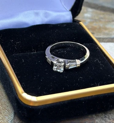 18k white gold .35 Assher cut diamond with .25 baguettes on each side - Image 1 of 4