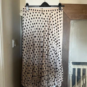 Marks & Spencer Pleated Skirt Size 14 Ivory With Black Spots - Picture 1 of 2