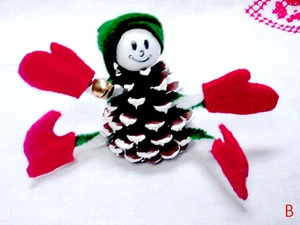 SÜSSE WEIHNACHTSELFE TANNENZAPFEN PIXIE SITTER ORNAMENT mit GRÜNER MÜTZE B - Bild 1 von 3