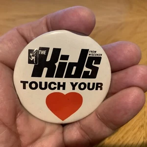 Vintage 2 1/4" Kids From Wisconsin Pin Back Button - Kids Touch Your Heart - Picture 1 of 4