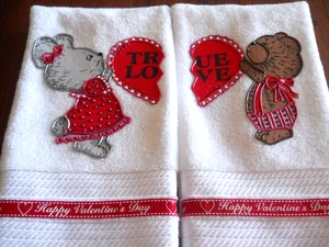 Juego de 2 toallas de mano de baño True Love Bunny & Bear blancas para San Valentín - Imagen 1 de 5
