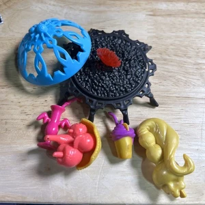 Monster High 13 desideri Desert Frights Oasis Cleo De Nile accessori pozzo del fuoco - Foto 1 di 4