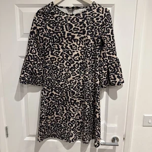 Vestido recto manga acampanada 3/4 estampado leopardo Lipsy para mujer talla 8 - Imagen 1 de 5