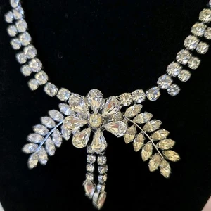 VTG SilverTone Rhinestone CRYSTAL Necklace Flower Leaves Sparkly Statement 40cm - Picture 1 of 5