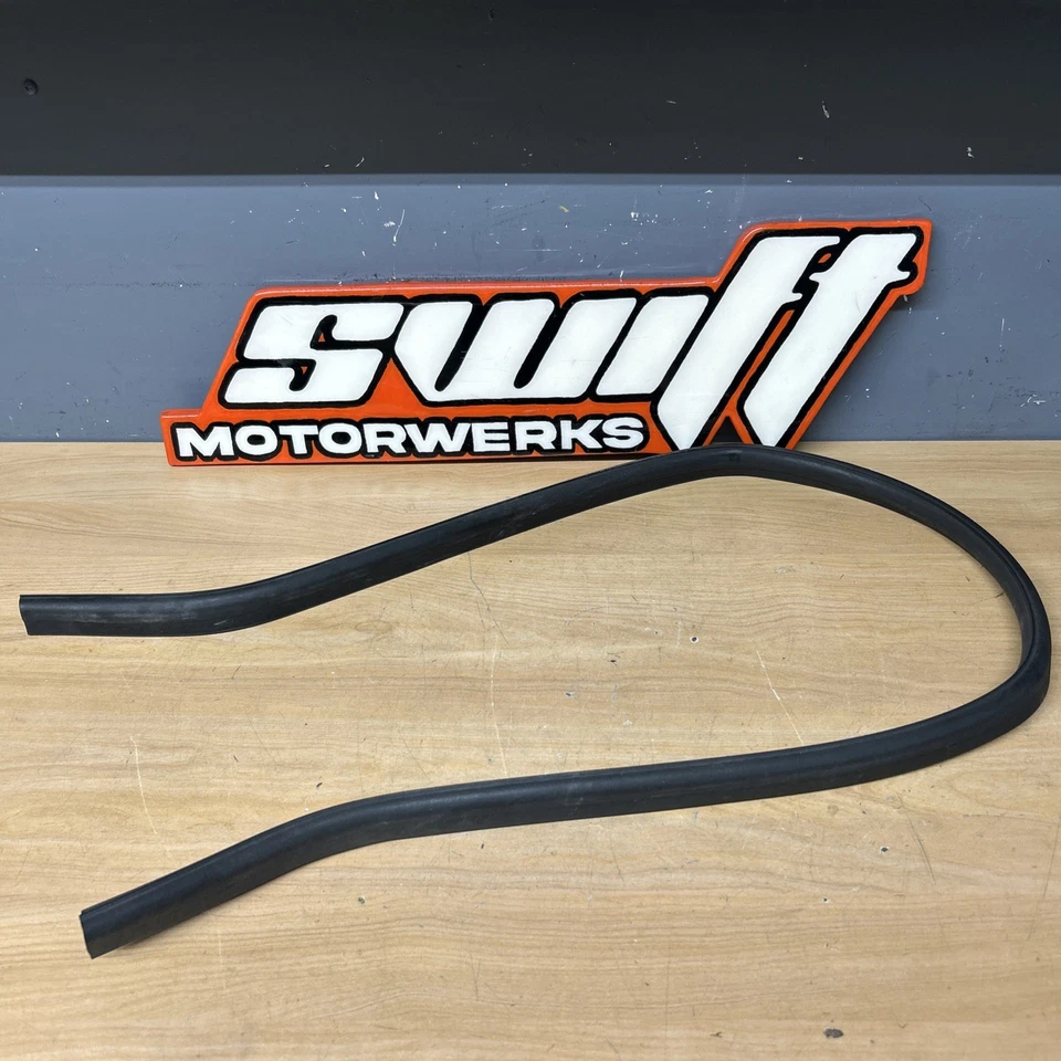 Vedação de capô original BMW 51237161345 – Compatível com X5 E70 / X6 E71 (2007–2014)  - Imagem 1 de 4