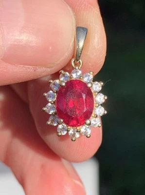 Colgante con racimo de espinela blanca y rubí de oro de 9 quilates Foto 1 de 4