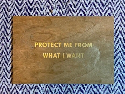 JENNY HOLZER Truisms 2023: PROTÉGEME DE LO QUE QUIERO [Oro] Foto 1 de 2