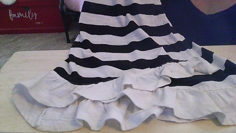 Camiseta sin mangas Adorable Circo XS (4/5) espalda deportiva con volantes negra/blanca a rayas WOW Foto 1 de 4