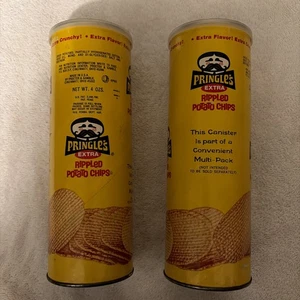SET BESTEHEND AUS 2 Vintage 1980er Pringle's extra gerippten Kartoffelchips Dose Werbung Requisite - Bild 1 von 4
