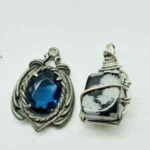 Set 2 Silberfarbene Anhänger Blau Glas Oval & Schneeflocke Obsidian Drahtwicklung - Bild 1 von 7
