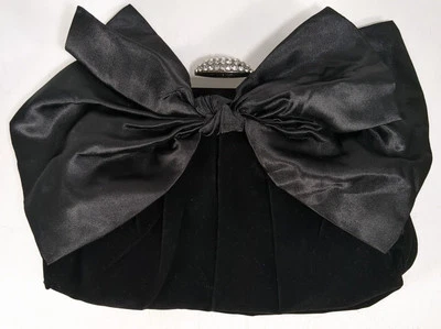 Bolso clutch de noche de terciopelo acentuado con lazo Neiman Marcus negro cristales de Swarovski Foto 1 de 4