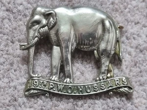 BRITISH ARMY METAL CAP BADGE 19TH PWO HUSSARS SINGLE SCROLL ELEPHANT - Picture 1 of 2