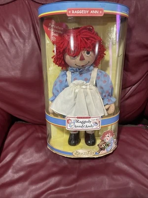 Muñeca clásica de recuerdo de porcelana Raggedy Ann 2004 nueva en caja Foto 1 de 2